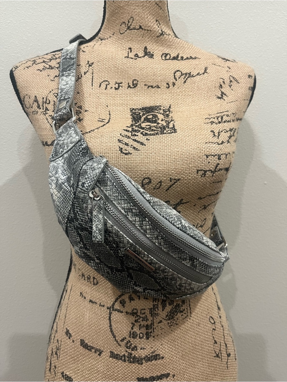 Vince Camuto Feny Belt Bag Crossbody Faux Snake Skin Adjustable Fanny Bag